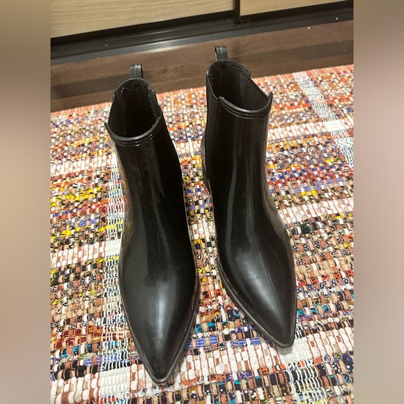 UNIQUE! Jefferey Campbell Black Pointed Toe Chelsea Rain Boots Size US8 - Picture 2 of 5